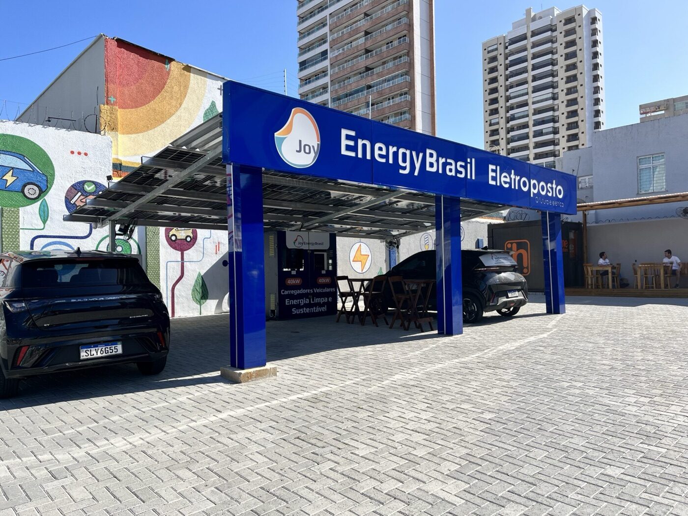 O eletroposto Joy Energy Brasil, na Aldeota, em Fortaleza. Ao fundo, à direita, a loja At Home Store instalada no espaço.